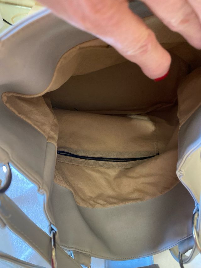 Bolso saco gris plata.