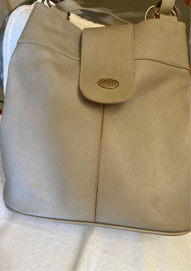 Bolso saco gris plata.