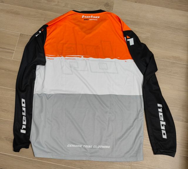 Jersey camiseta hebo naranja, blanca, gris y negra
