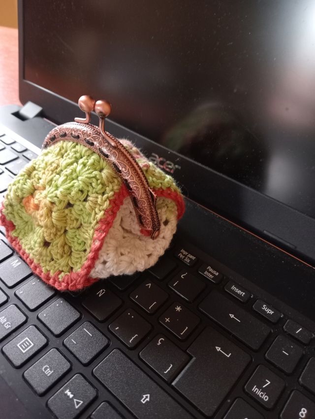 Monedero granny square hecho a mano