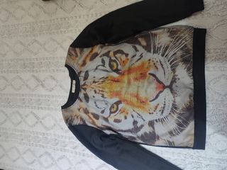 Jersey tipo sudadera tigre negra.