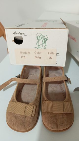 Se vende zapato de niña número 23.