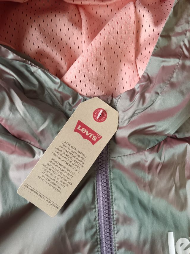 Cortavientos Levis con etiquetas