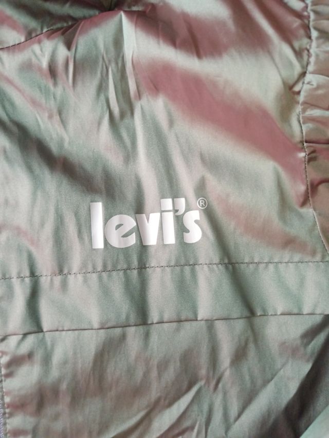 Cortavientos Levis con etiquetas
