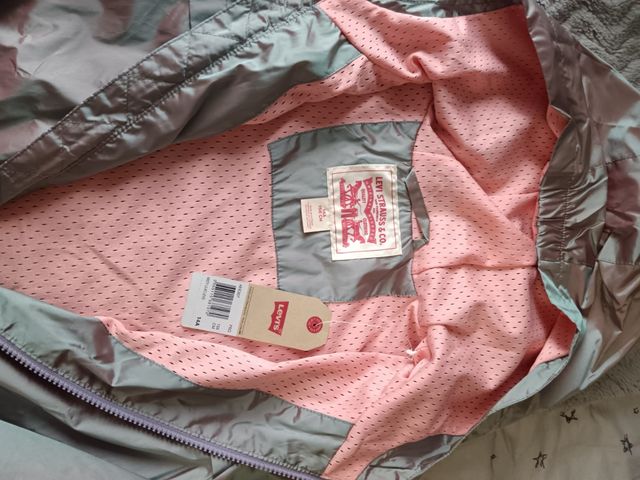 Cortavientos Levis con etiquetas