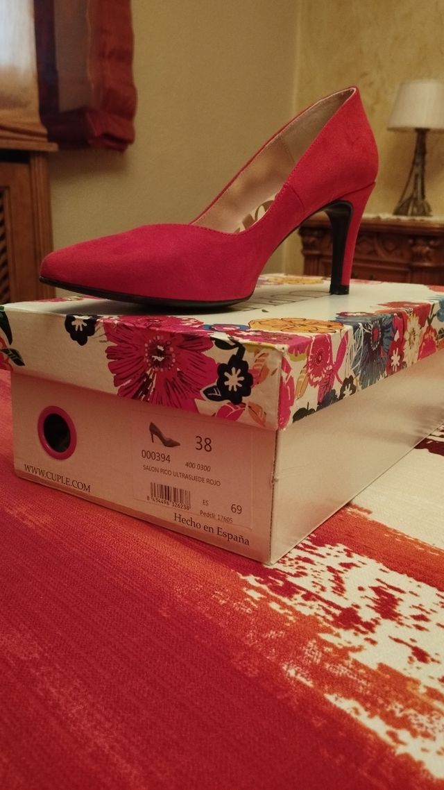 Zapatos rojos de tacón (marca Cuplé)
