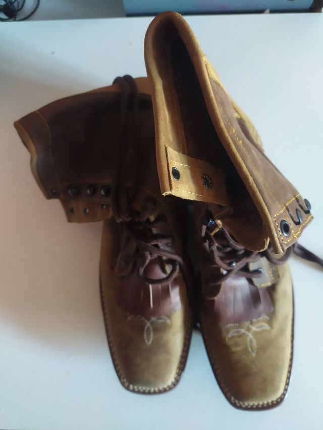 Botas de cuero para hombre.