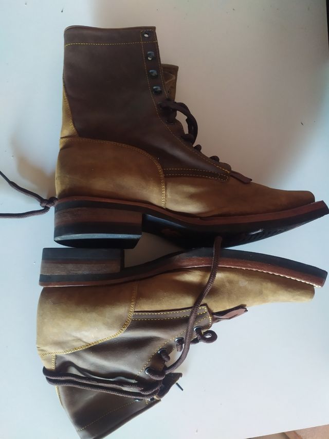 Botas de cuero para hombre.