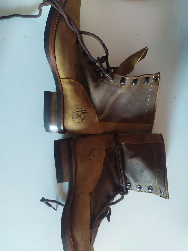 Botas de cuero para hombre.
