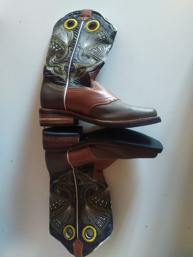 Botas de cuero para niño.