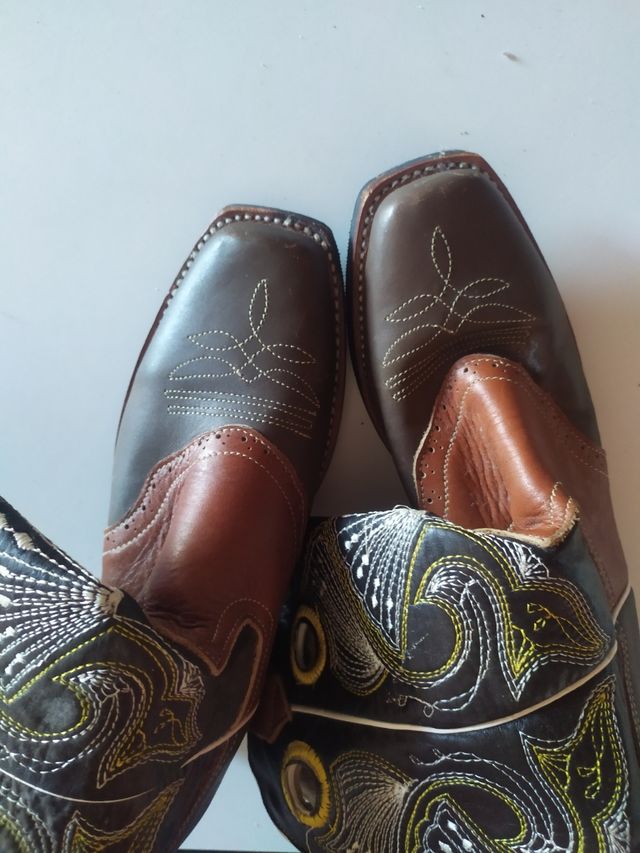 Botas de cuero para niño.