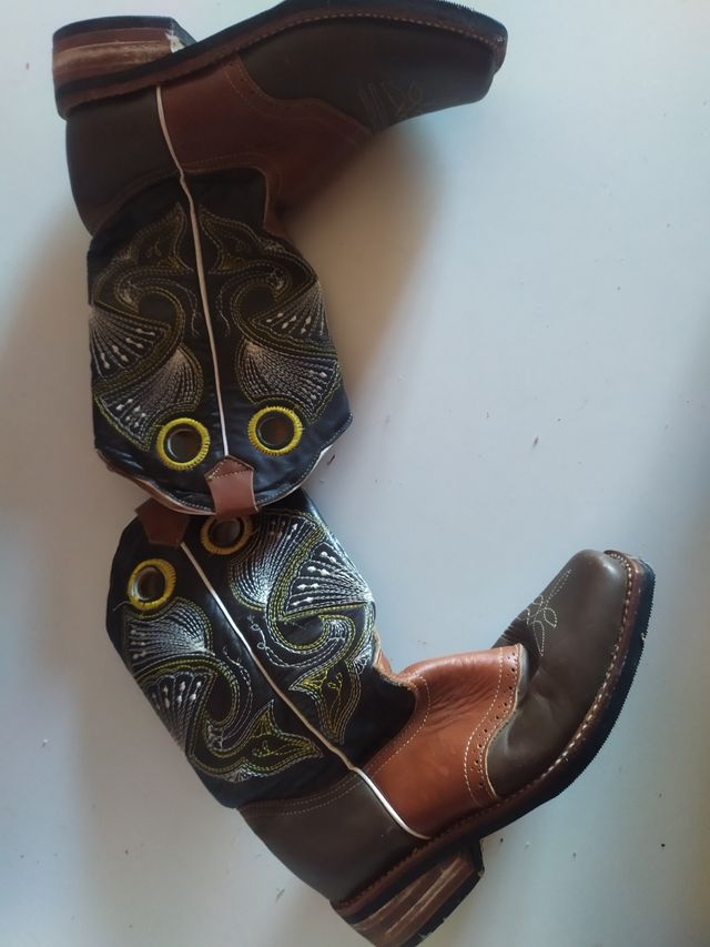 Botas de cuero para niño.