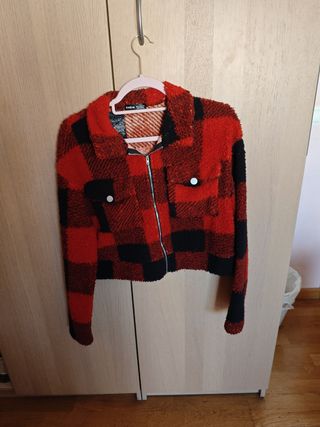 Chaqueta nueva roja y negra