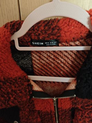 Chaqueta nueva roja y negra