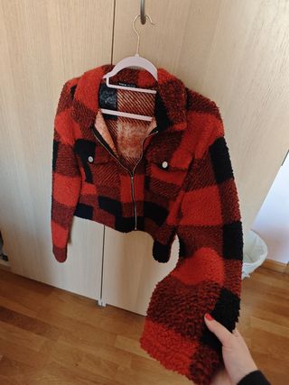 Chaqueta nueva roja y negra