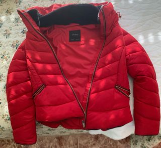 Cazadora acolchada roja Zara con capucha