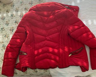 Cazadora acolchada roja Zara con capucha