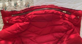 Cazadora acolchada roja Zara con capucha