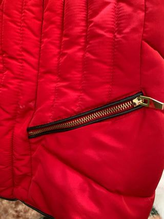 Cazadora acolchada roja Zara con capucha