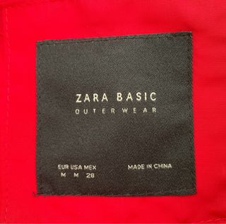 Cazadora acolchada roja Zara con capucha