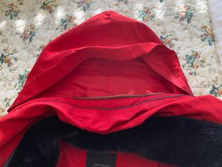 Cazadora acolchada roja Zara con capucha