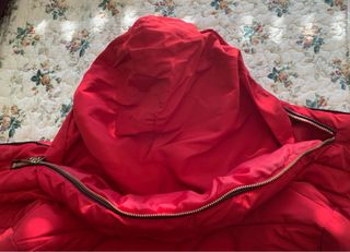 Cazadora acolchada roja Zara con capucha