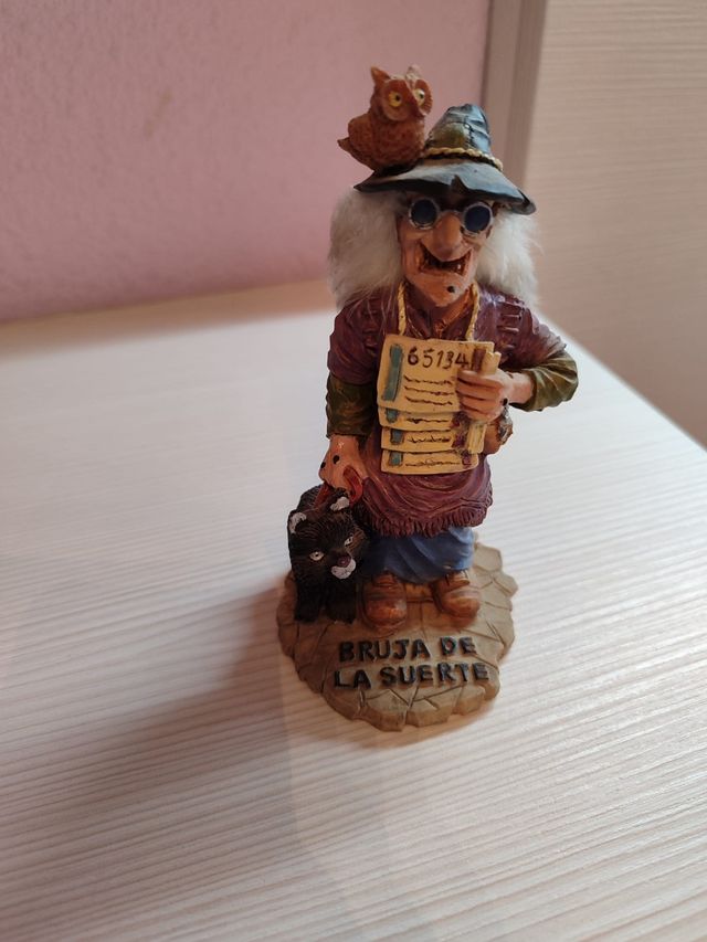 Figura bruja de la suerte