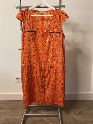Vestido naranja con dibujo plumas verdes de Kookai