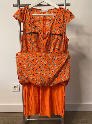 Vestido naranja con dibujo plumas verdes de Kookai