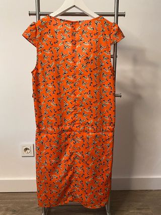 Vestido naranja con dibujo plumas verdes de Kookai