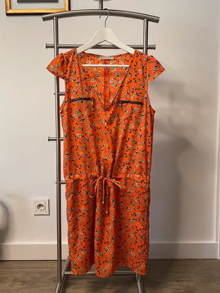 Vestido naranja con dibujo plumas verdes de Kookai