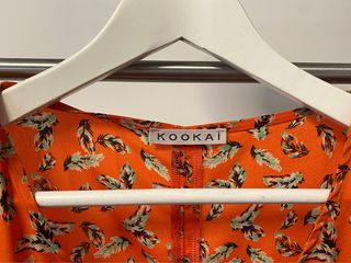 Vestido naranja con dibujo plumas verdes de Kookai