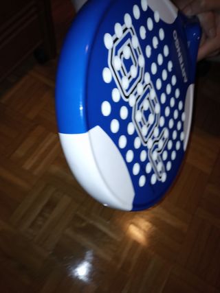 Pala de pádel con funda.