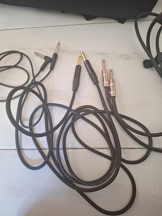 Guitarra eléctrica con amplificador y pedal.