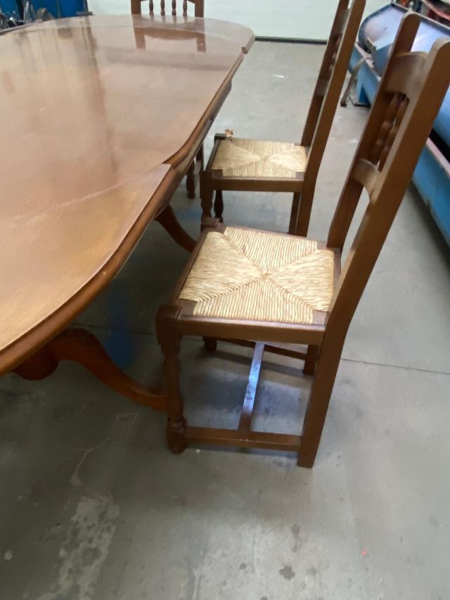 Mesa de txoko extensible y 6 sillas. URGE