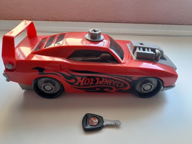 Coche Hot Wheels con herramientas