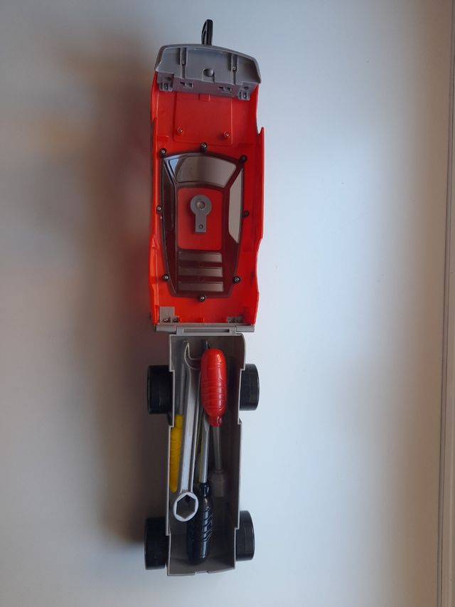 Coche Hot Wheels con herramientas