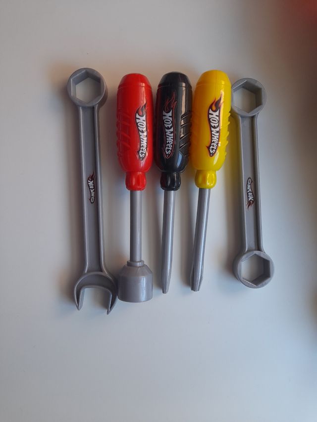 Coche Hot Wheels con herramientas