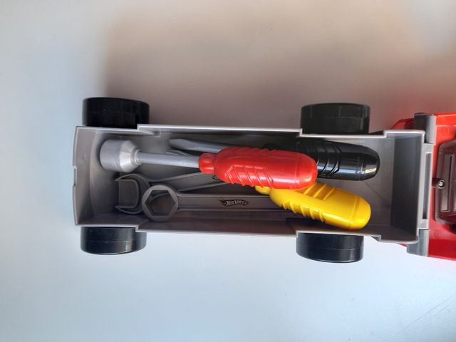 Coche Hot Wheels con herramientas