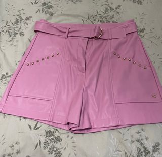 Pantalòn corto de color rosa de eco piel