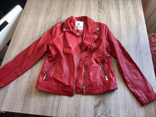 Cazadora roja de cuero