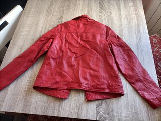 Cazadora roja de cuero