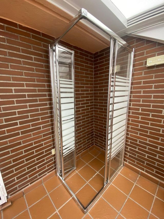 Mampara plegable y puerta corredera