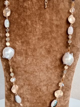  Collar Largo con Perlas y Abalorios 