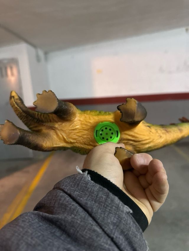 Dinosaurio con rugido