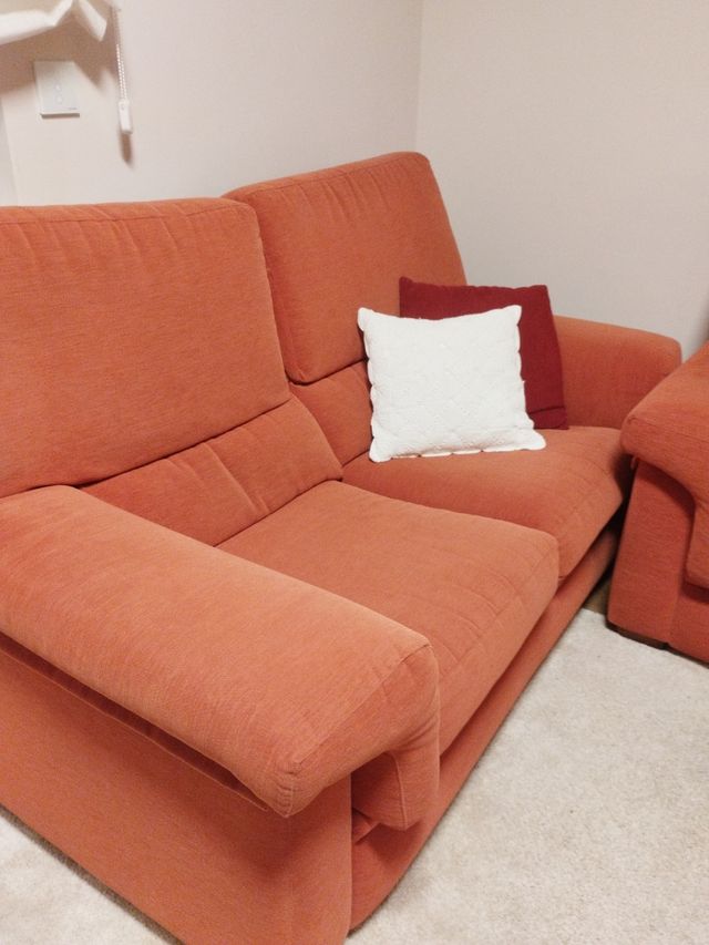 2  sofas granates estan muy  bien urge de venderlo
