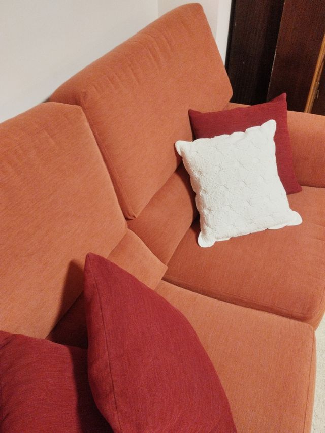 2  sofas granates estan muy  bien urge de venderlo