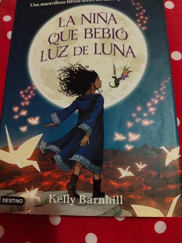 La niña que bebió luz de luna