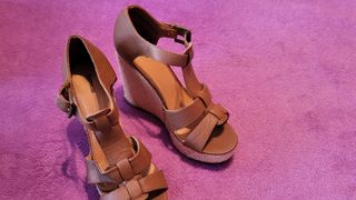 Sandalias de cuña marrones