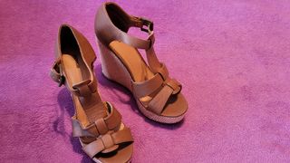 Sandalias de cuña marrones